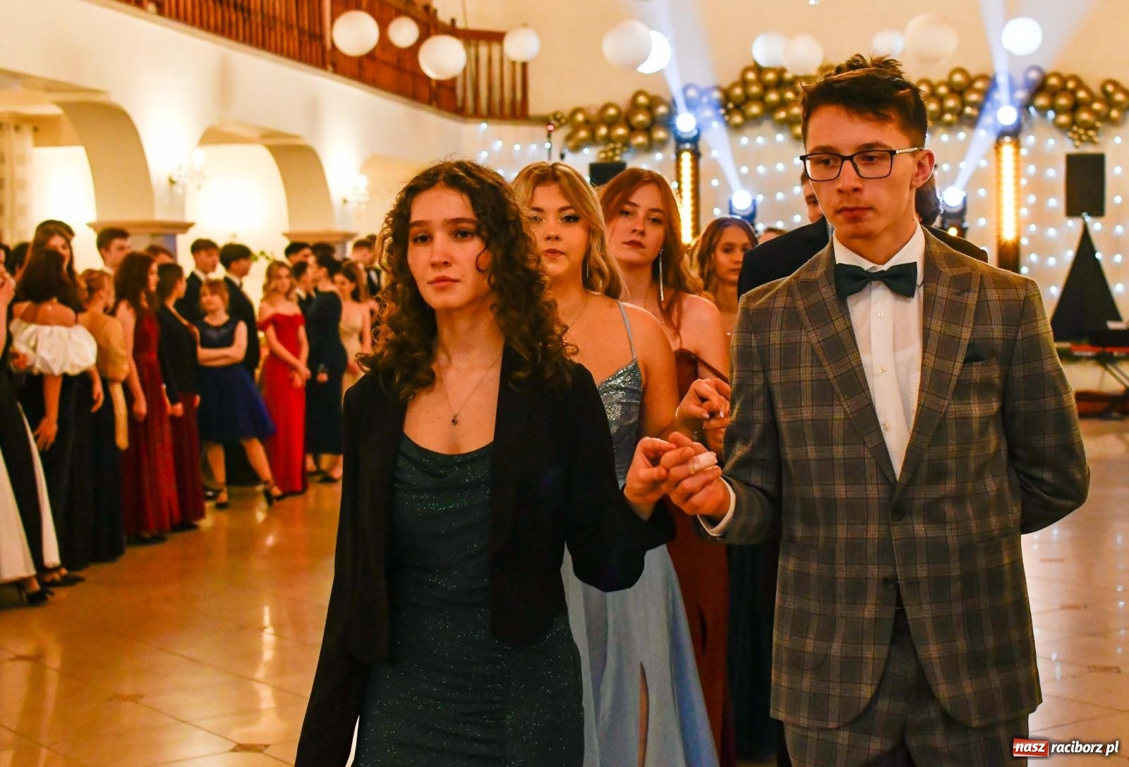 Zdjęcie w galerii na portalu naszraciborz.pl: Studniówka II LO im. Adama Mickiewicza w Raciborzu: blisko 300 osób bawi się w Rogowie wiadomości z regionu