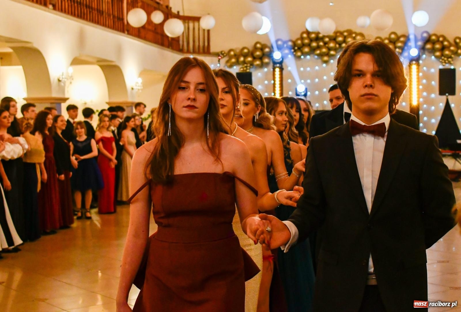 Zdjęcie w galerii na portalu naszraciborz.pl: Studniówka II LO im. Adama Mickiewicza w Raciborzu: blisko 300 osób bawi się w Rogowie wiadomości z regionu