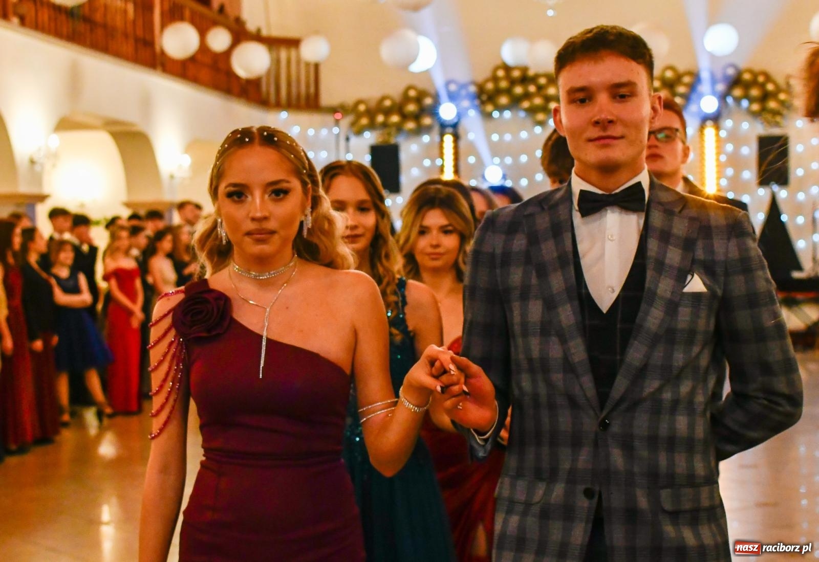 Zdjęcie w galerii na portalu naszraciborz.pl: Studniówka II LO im. Adama Mickiewicza w Raciborzu: blisko 300 osób bawi się w Rogowie wiadomości z regionu