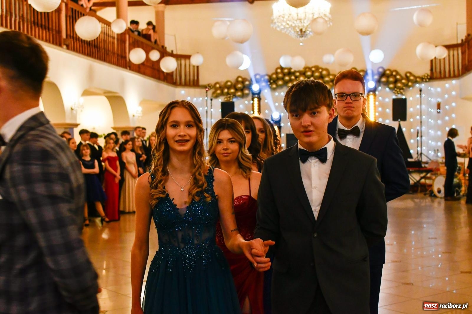 Zdjęcie w galerii na portalu naszraciborz.pl: Studniówka II LO im. Adama Mickiewicza w Raciborzu: blisko 300 osób bawi się w Rogowie wiadomości z regionu