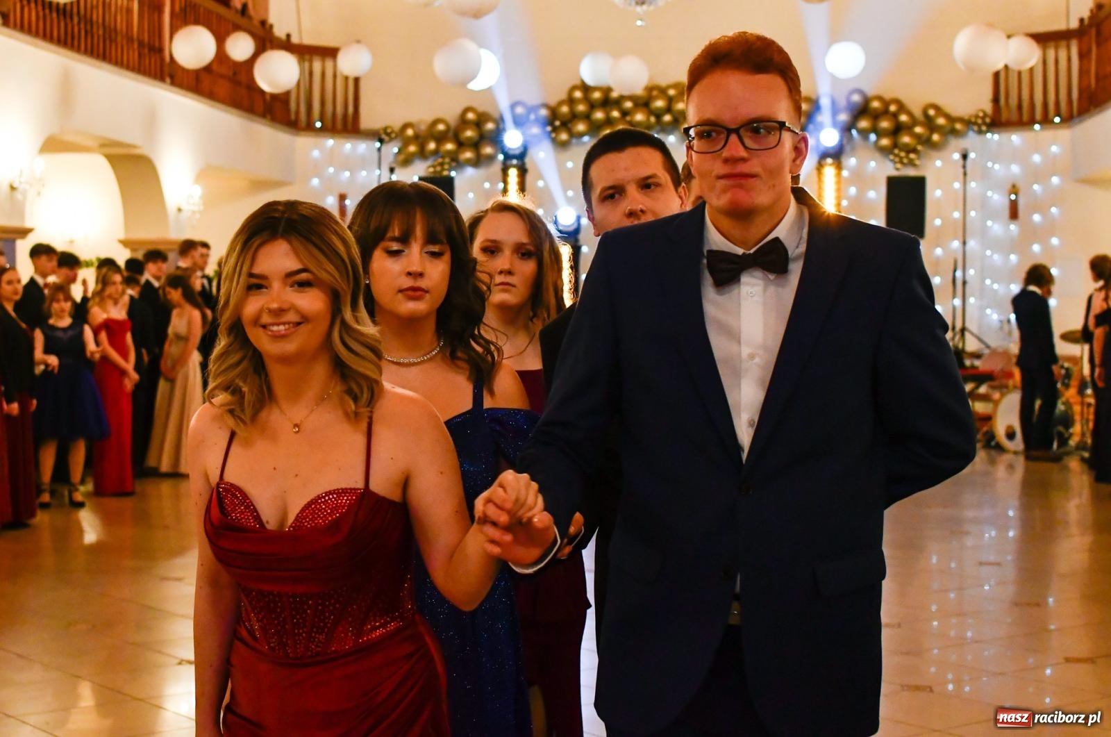 Zdjęcie w galerii na portalu naszraciborz.pl: Studniówka II LO im. Adama Mickiewicza w Raciborzu: blisko 300 osób bawi się w Rogowie wiadomości z regionu