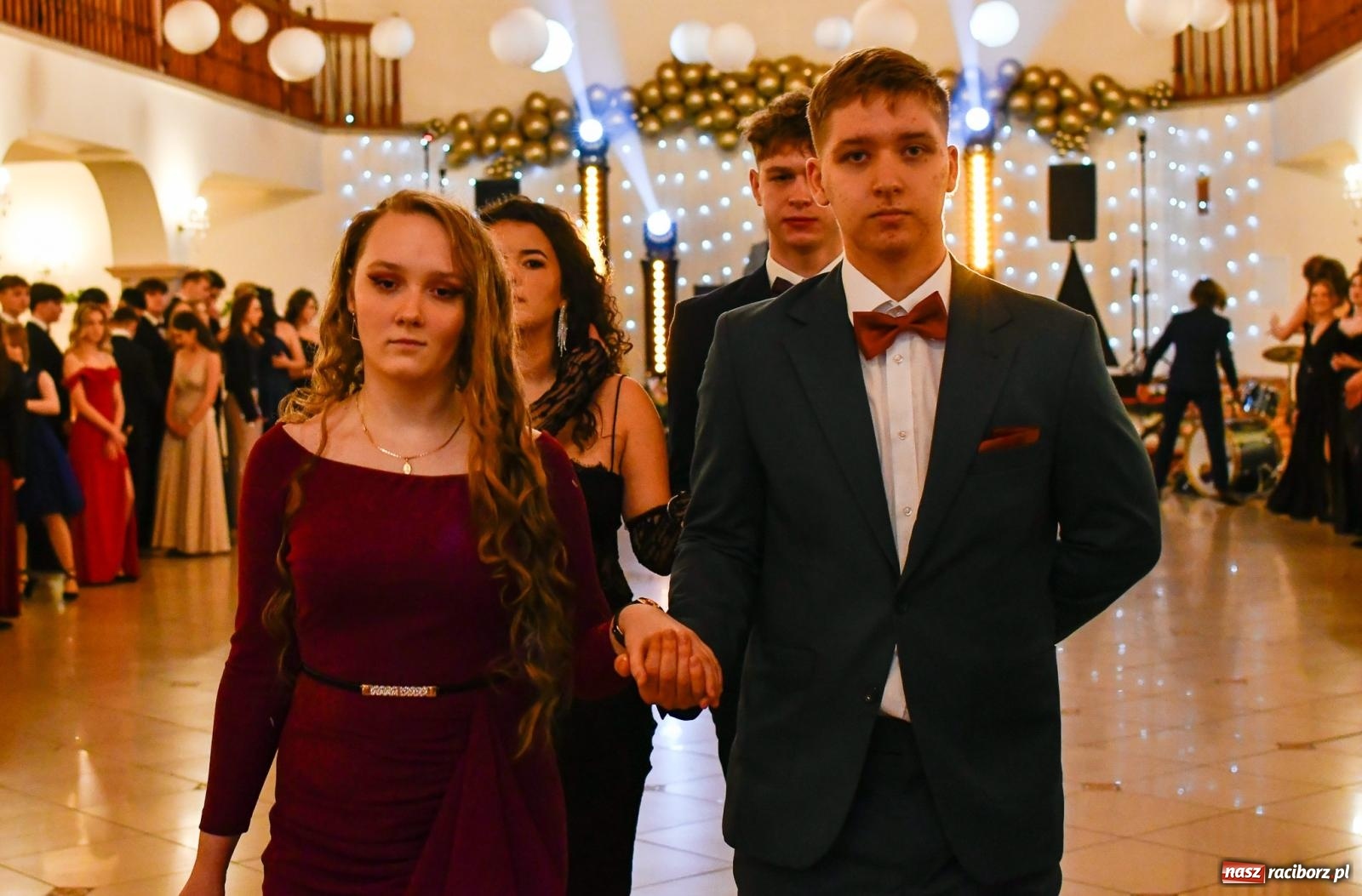 Zdjęcie w galerii na portalu naszraciborz.pl: Studniówka II LO im. Adama Mickiewicza w Raciborzu: blisko 300 osób bawi się w Rogowie wiadomości z regionu