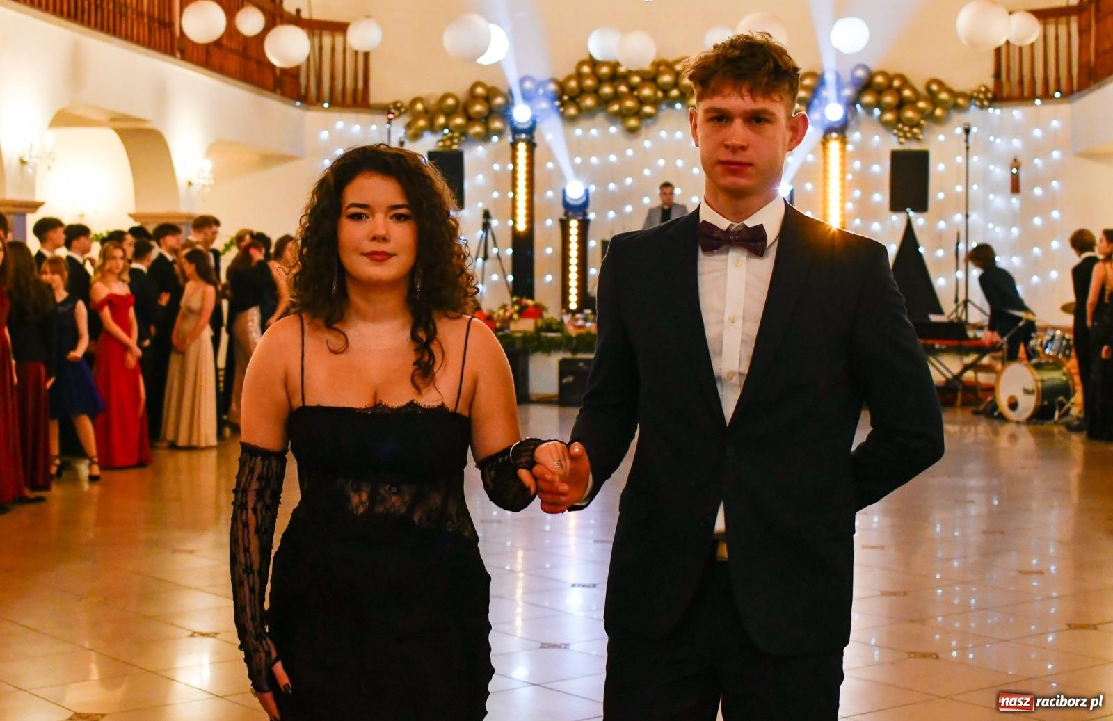 Zdjęcie w galerii na portalu naszraciborz.pl: Studniówka II LO im. Adama Mickiewicza w Raciborzu: blisko 300 osób bawi się w Rogowie wiadomości z regionu