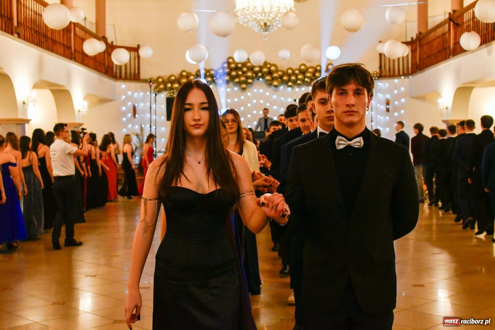 Zdjęcie w galerii na portalu naszraciborz.pl: Studniówka II LO im. Adama Mickiewicza w Raciborzu: blisko 300 osób bawi się w Rogowie wiadomości z regionu