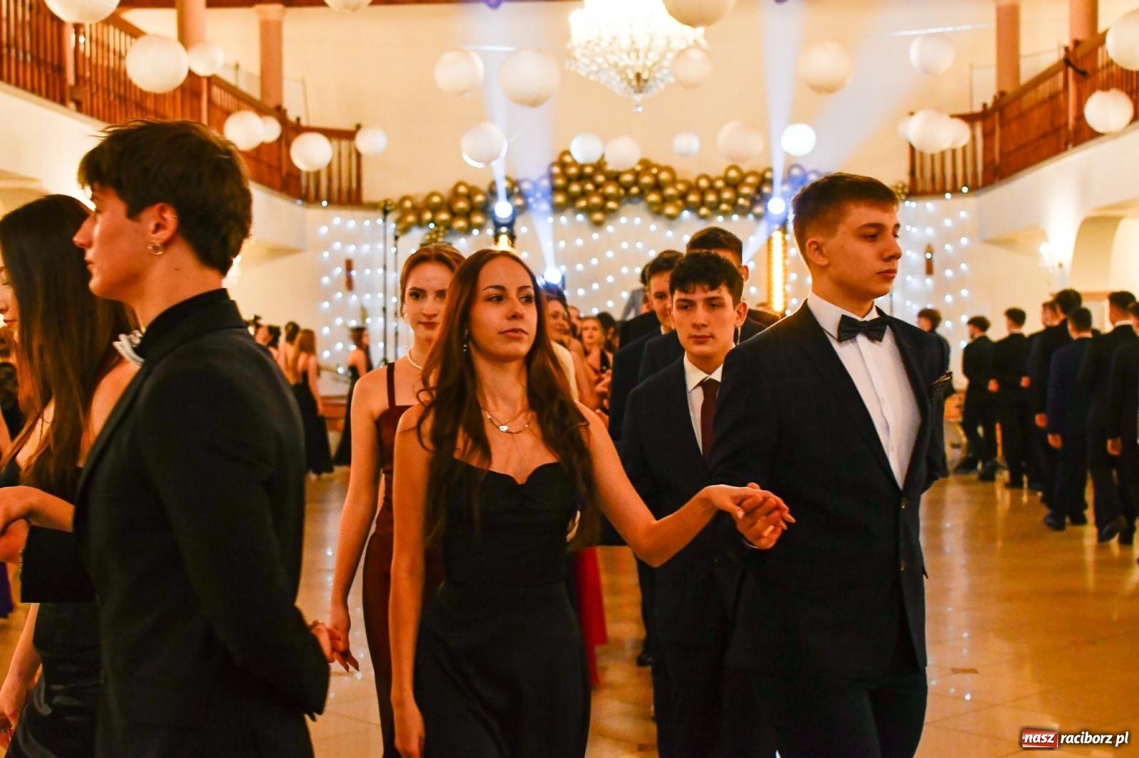 Zdjęcie w galerii na portalu naszraciborz.pl: Studniówka II LO im. Adama Mickiewicza w Raciborzu: blisko 300 osób bawi się w Rogowie wiadomości z regionu