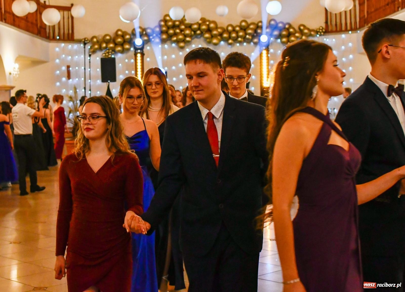 Zdjęcie w galerii na portalu naszraciborz.pl: Studniówka II LO im. Adama Mickiewicza w Raciborzu: blisko 300 osób bawi się w Rogowie wiadomości z regionu