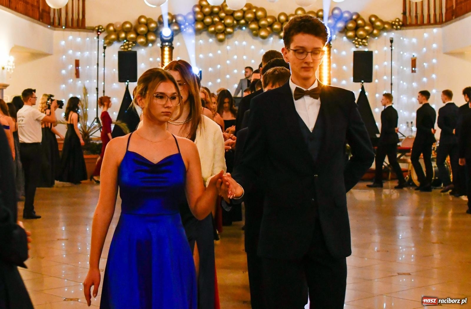 Zdjęcie w galerii na portalu naszraciborz.pl: Studniówka II LO im. Adama Mickiewicza w Raciborzu: blisko 300 osób bawi się w Rogowie wiadomości z regionu