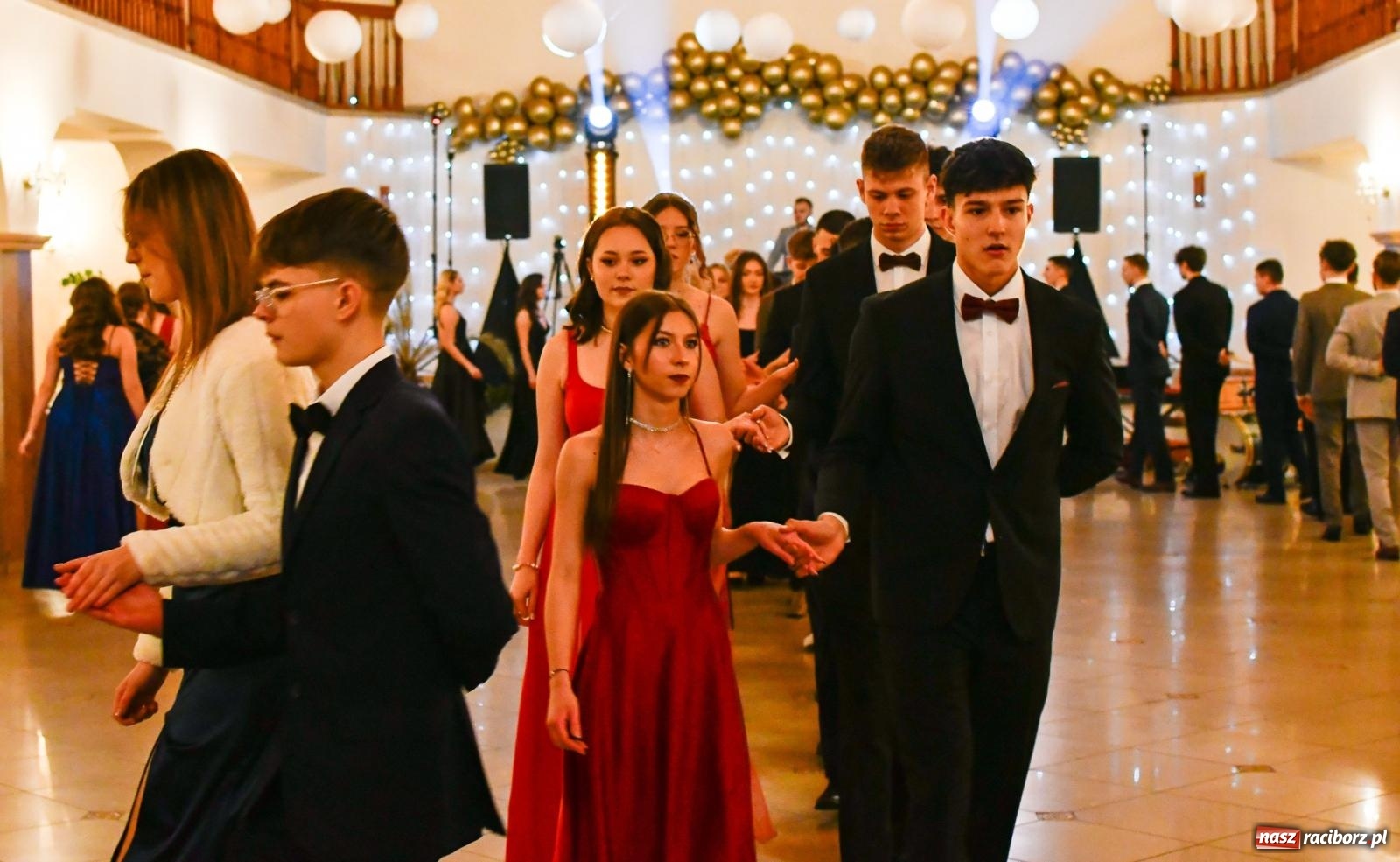 Zdjęcie w galerii na portalu naszraciborz.pl: Studniówka II LO im. Adama Mickiewicza w Raciborzu: blisko 300 osób bawi się w Rogowie wiadomości z regionu