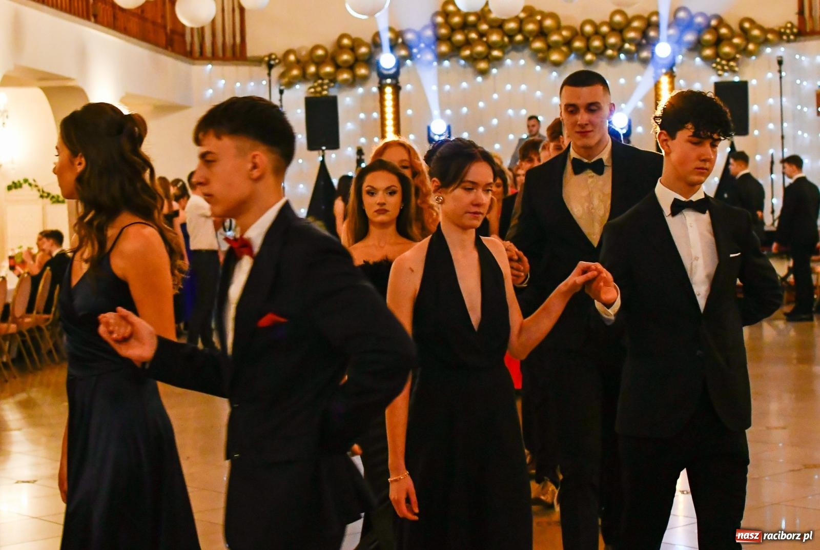 Zdjęcie w galerii na portalu naszraciborz.pl: Studniówka II LO im. Adama Mickiewicza w Raciborzu: blisko 300 osób bawi się w Rogowie wiadomości z regionu