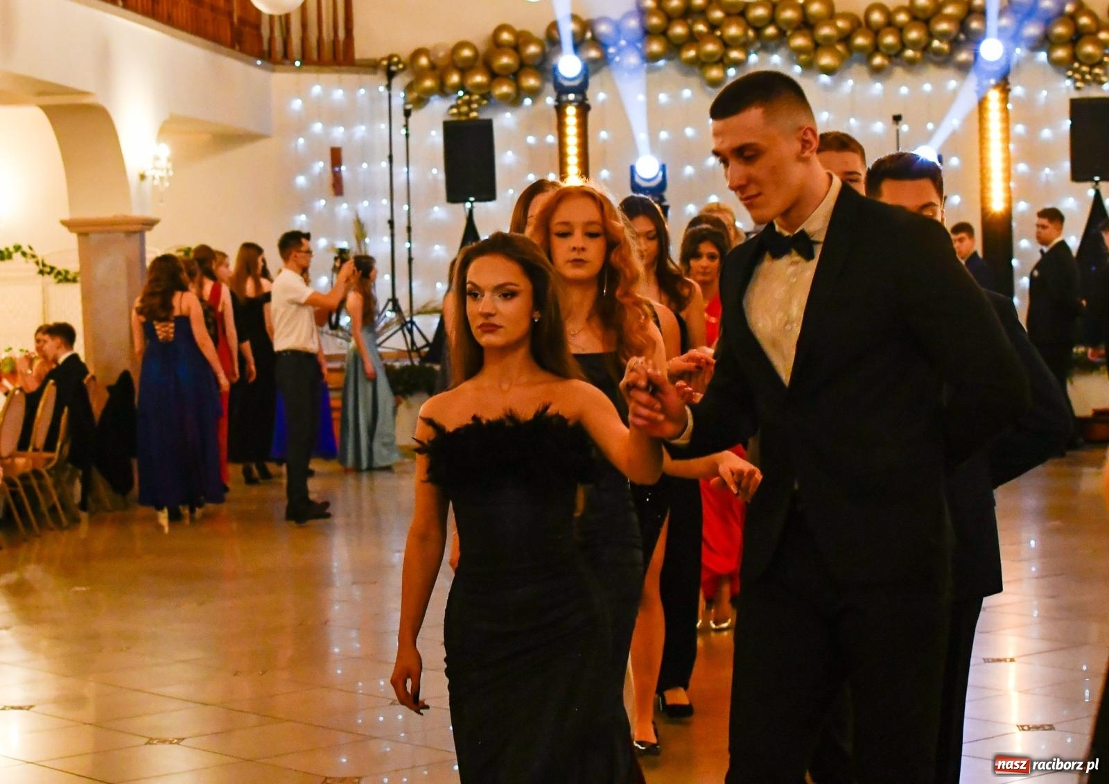 Zdjęcie w galerii na portalu naszraciborz.pl: Studniówka II LO im. Adama Mickiewicza w Raciborzu: blisko 300 osób bawi się w Rogowie wiadomości z regionu