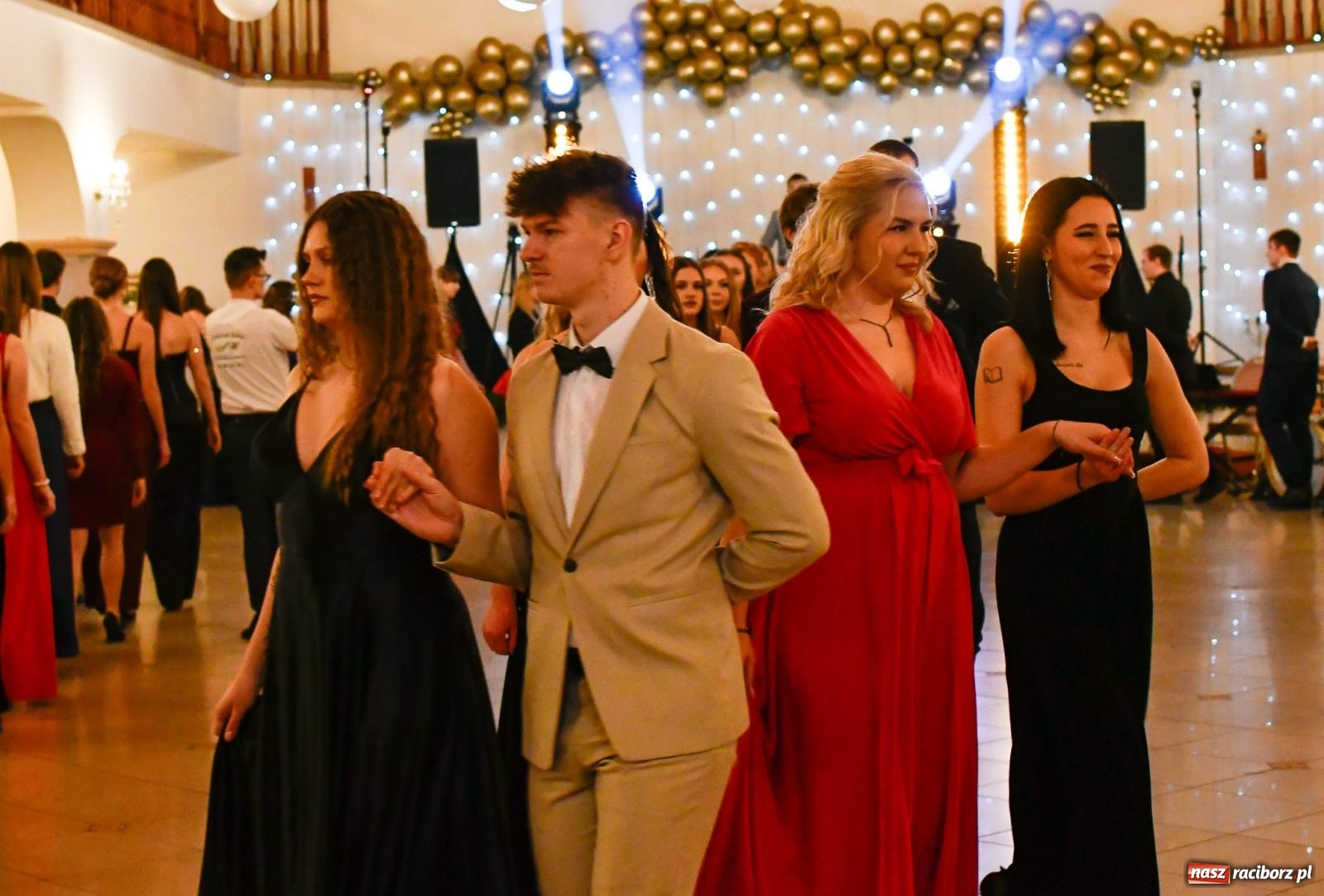 Zdjęcie w galerii na portalu naszraciborz.pl: Studniówka II LO im. Adama Mickiewicza w Raciborzu: blisko 300 osób bawi się w Rogowie wiadomości z regionu