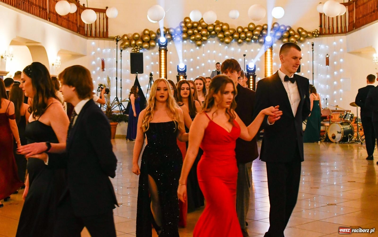 Zdjęcie w galerii na portalu naszraciborz.pl: Studniówka II LO im. Adama Mickiewicza w Raciborzu: blisko 300 osób bawi się w Rogowie wiadomości z regionu