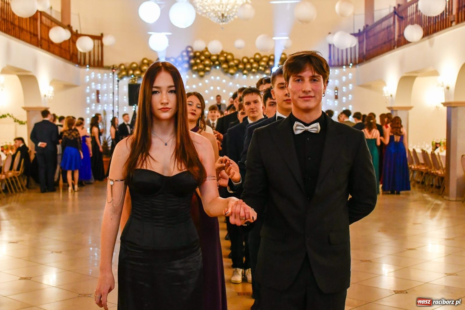 Zdjęcie w galerii na portalu naszraciborz.pl: Studniówka II LO im. Adama Mickiewicza w Raciborzu: blisko 300 osób bawi się w Rogowie wiadomości z regionu