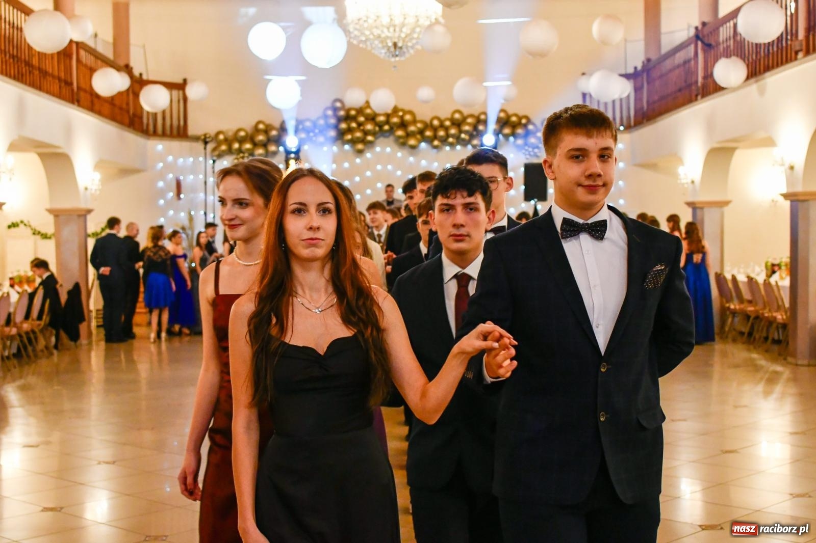 Zdjęcie w galerii na portalu naszraciborz.pl: Studniówka II LO im. Adama Mickiewicza w Raciborzu: blisko 300 osób bawi się w Rogowie wiadomości z regionu