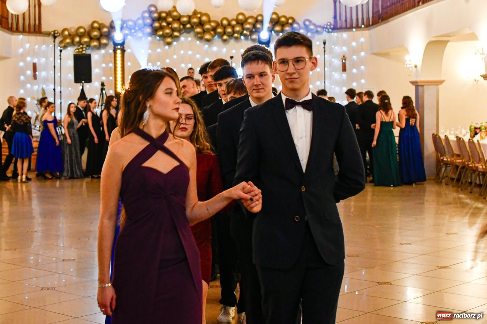 Zdjęcie w galerii na portalu naszraciborz.pl: Studniówka II LO im. Adama Mickiewicza w Raciborzu: blisko 300 osób bawi się w Rogowie wiadomości z regionu