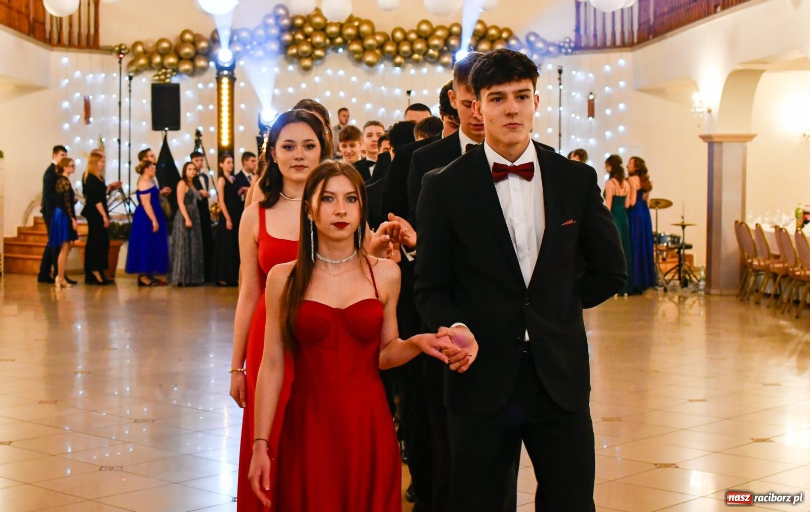 Zdjęcie w galerii na portalu naszraciborz.pl: Studniówka II LO im. Adama Mickiewicza w Raciborzu: blisko 300 osób bawi się w Rogowie wiadomości z regionu