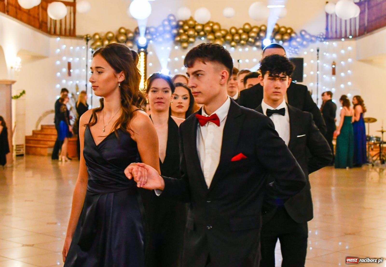 Zdjęcie w galerii na portalu naszraciborz.pl: Studniówka II LO im. Adama Mickiewicza w Raciborzu: blisko 300 osób bawi się w Rogowie wiadomości z regionu