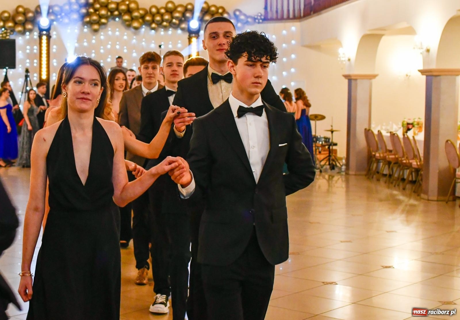 Zdjęcie w galerii na portalu naszraciborz.pl: Studniówka II LO im. Adama Mickiewicza w Raciborzu: blisko 300 osób bawi się w Rogowie wiadomości z regionu