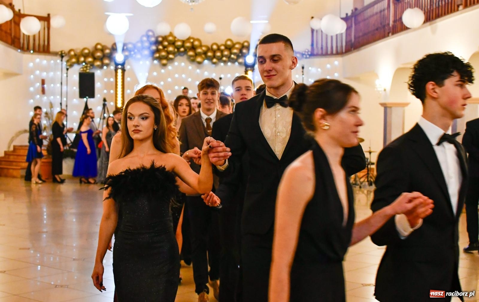 Zdjęcie w galerii na portalu naszraciborz.pl: Studniówka II LO im. Adama Mickiewicza w Raciborzu: blisko 300 osób bawi się w Rogowie wiadomości z regionu