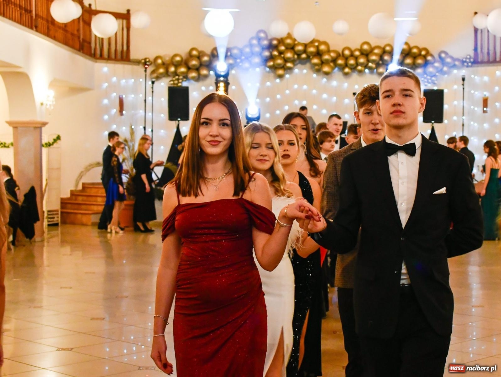 Zdjęcie w galerii na portalu naszraciborz.pl: Studniówka II LO im. Adama Mickiewicza w Raciborzu: blisko 300 osób bawi się w Rogowie wiadomości z regionu