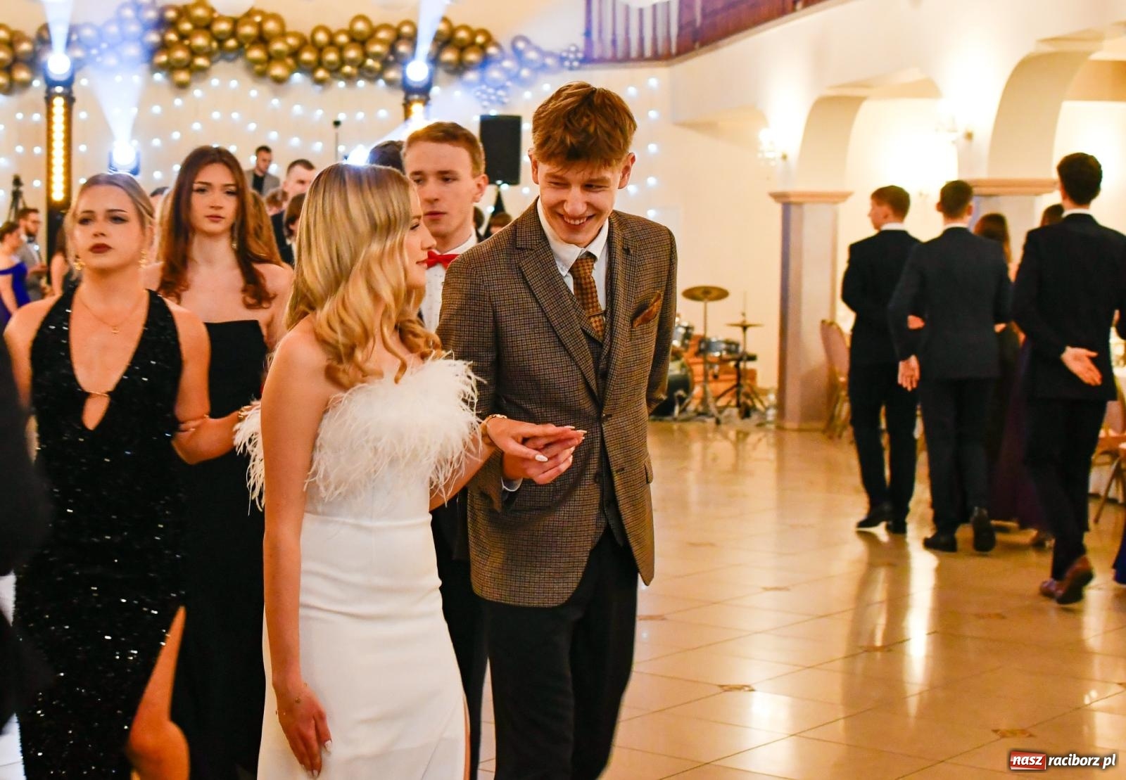 Zdjęcie w galerii na portalu naszraciborz.pl: Studniówka II LO im. Adama Mickiewicza w Raciborzu: blisko 300 osób bawi się w Rogowie wiadomości z regionu