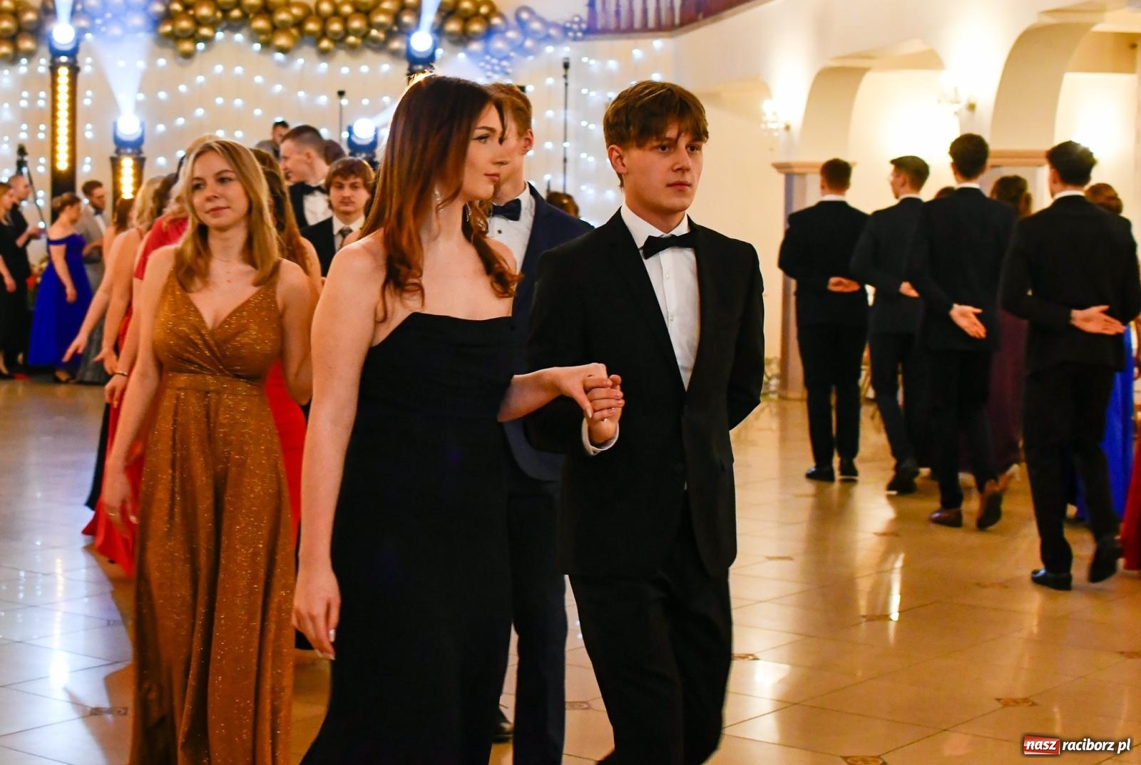 Zdjęcie w galerii na portalu naszraciborz.pl: Studniówka II LO im. Adama Mickiewicza w Raciborzu: blisko 300 osób bawi się w Rogowie wiadomości z regionu