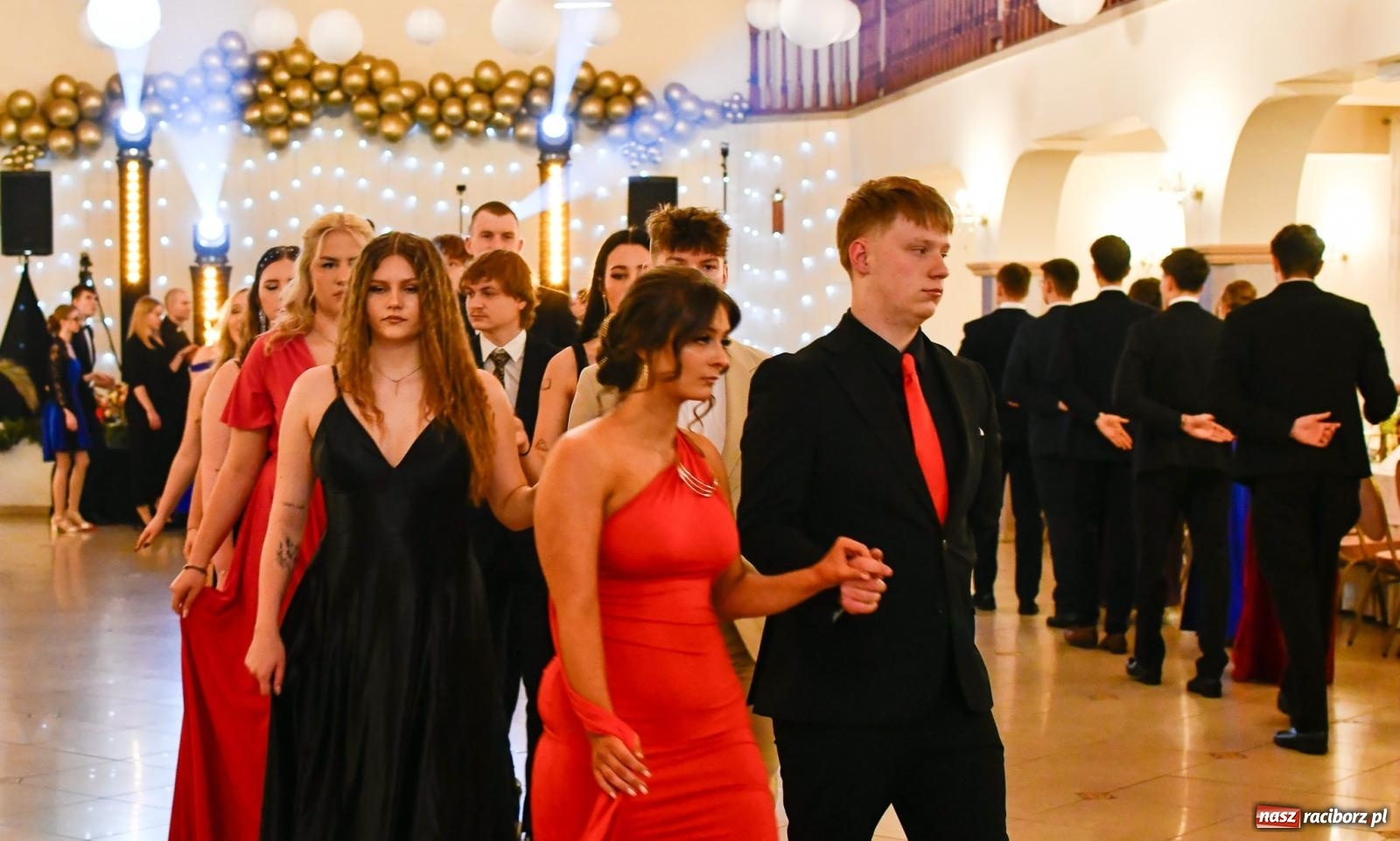 Zdjęcie w galerii na portalu naszraciborz.pl: Studniówka II LO im. Adama Mickiewicza w Raciborzu: blisko 300 osób bawi się w Rogowie wiadomości z regionu