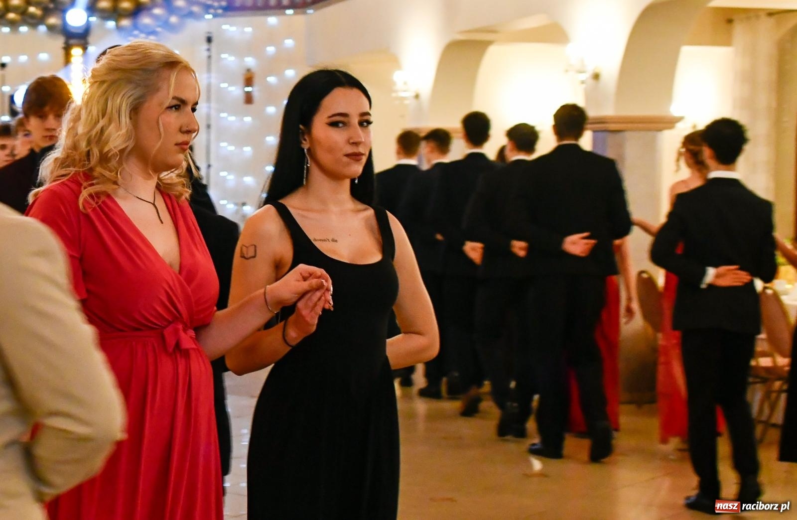 Zdjęcie w galerii na portalu naszraciborz.pl: Studniówka II LO im. Adama Mickiewicza w Raciborzu: blisko 300 osób bawi się w Rogowie wiadomości z regionu