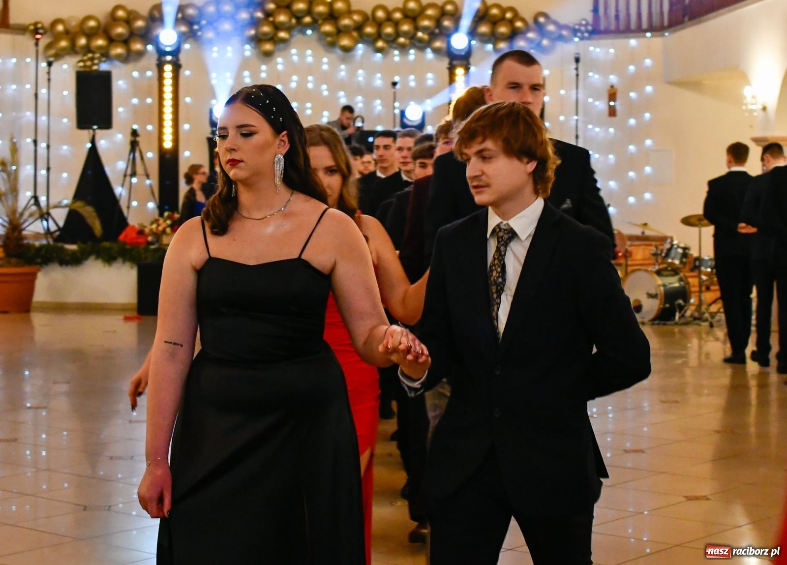 Zdjęcie w galerii na portalu naszraciborz.pl: Studniówka II LO im. Adama Mickiewicza w Raciborzu: blisko 300 osób bawi się w Rogowie wiadomości z regionu