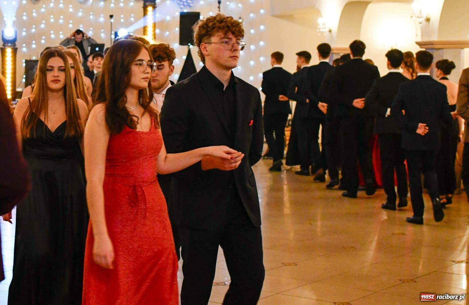 Zdjęcie w galerii na portalu naszraciborz.pl: Studniówka II LO im. Adama Mickiewicza w Raciborzu: blisko 300 osób bawi się w Rogowie wiadomości z regionu