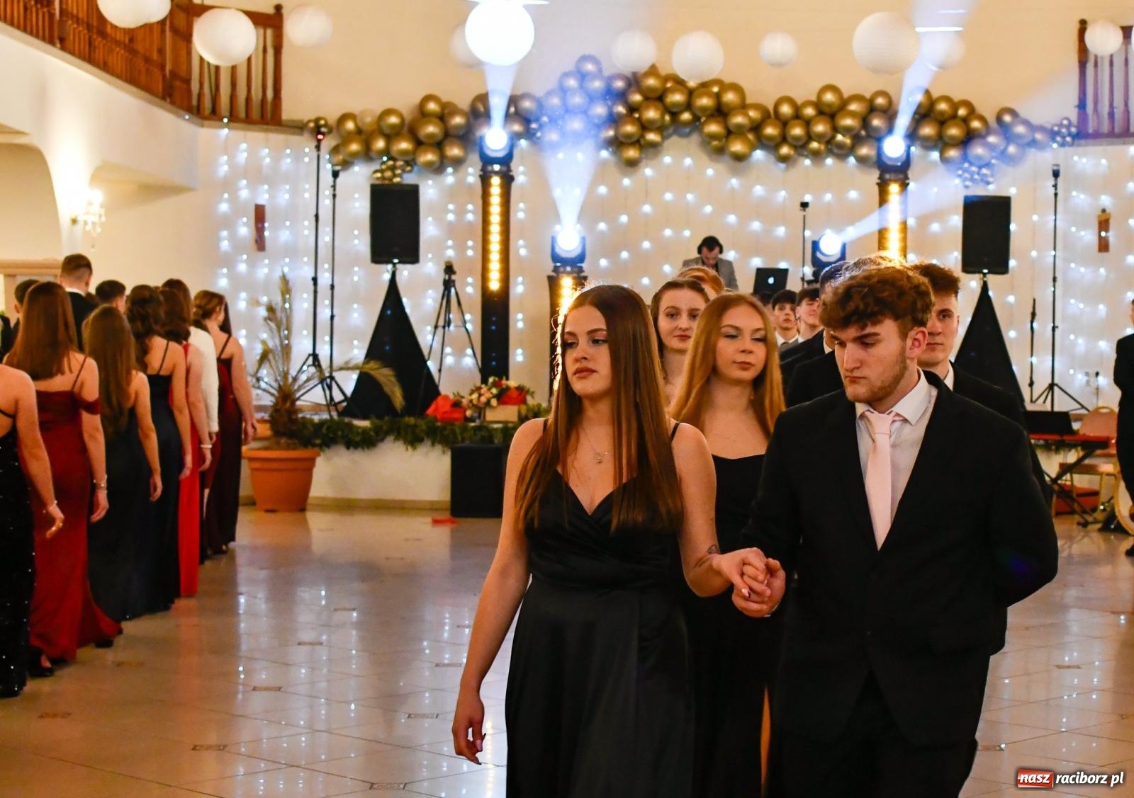 Zdjęcie w galerii na portalu naszraciborz.pl: Studniówka II LO im. Adama Mickiewicza w Raciborzu: blisko 300 osób bawi się w Rogowie wiadomości z regionu