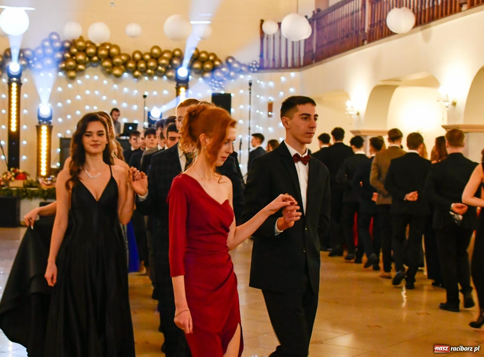 Zdjęcie w galerii na portalu naszraciborz.pl: Studniówka II LO im. Adama Mickiewicza w Raciborzu: blisko 300 osób bawi się w Rogowie wiadomości z regionu