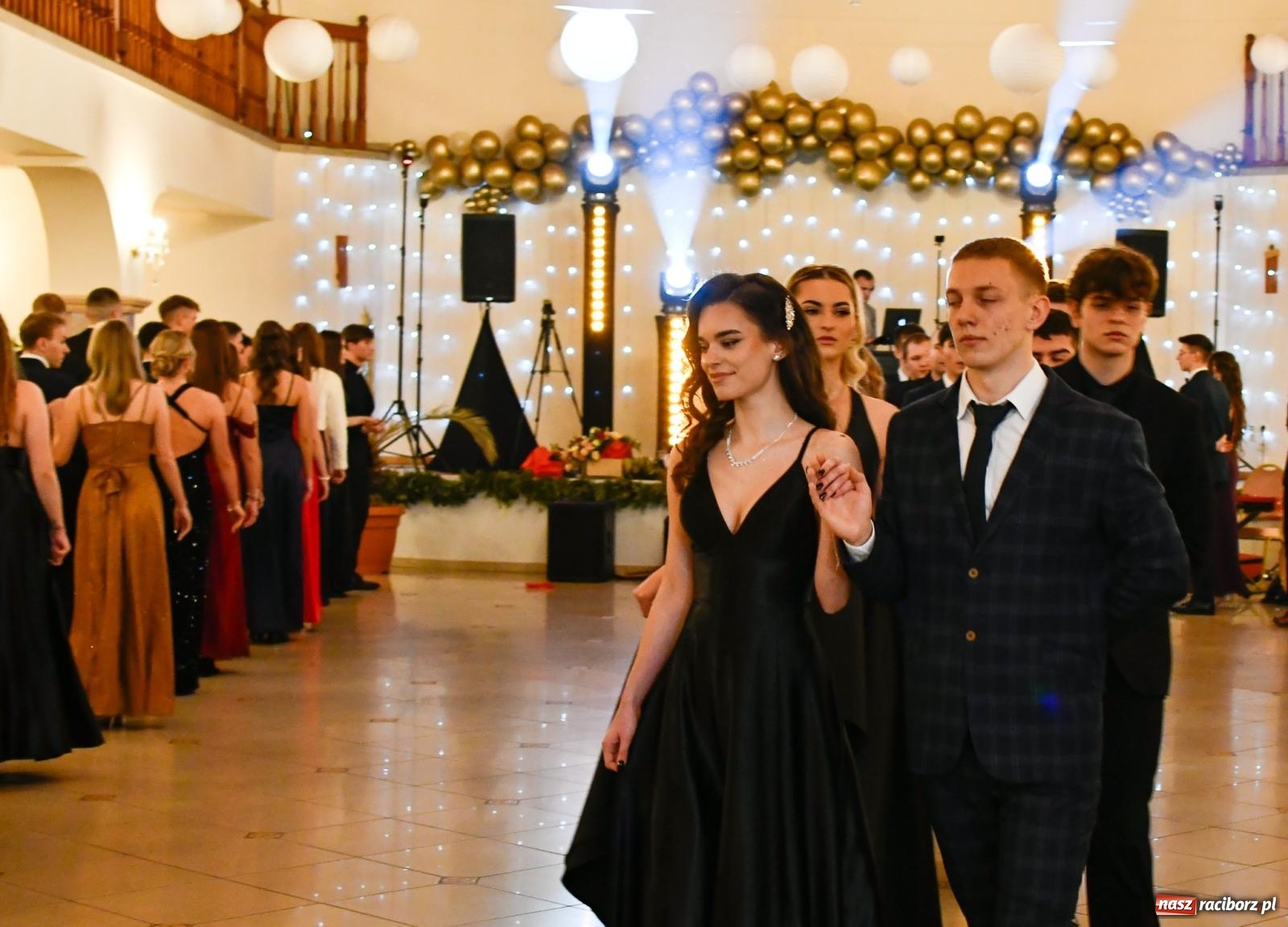 Zdjęcie w galerii na portalu naszraciborz.pl: Studniówka II LO im. Adama Mickiewicza w Raciborzu: blisko 300 osób bawi się w Rogowie wiadomości z regionu