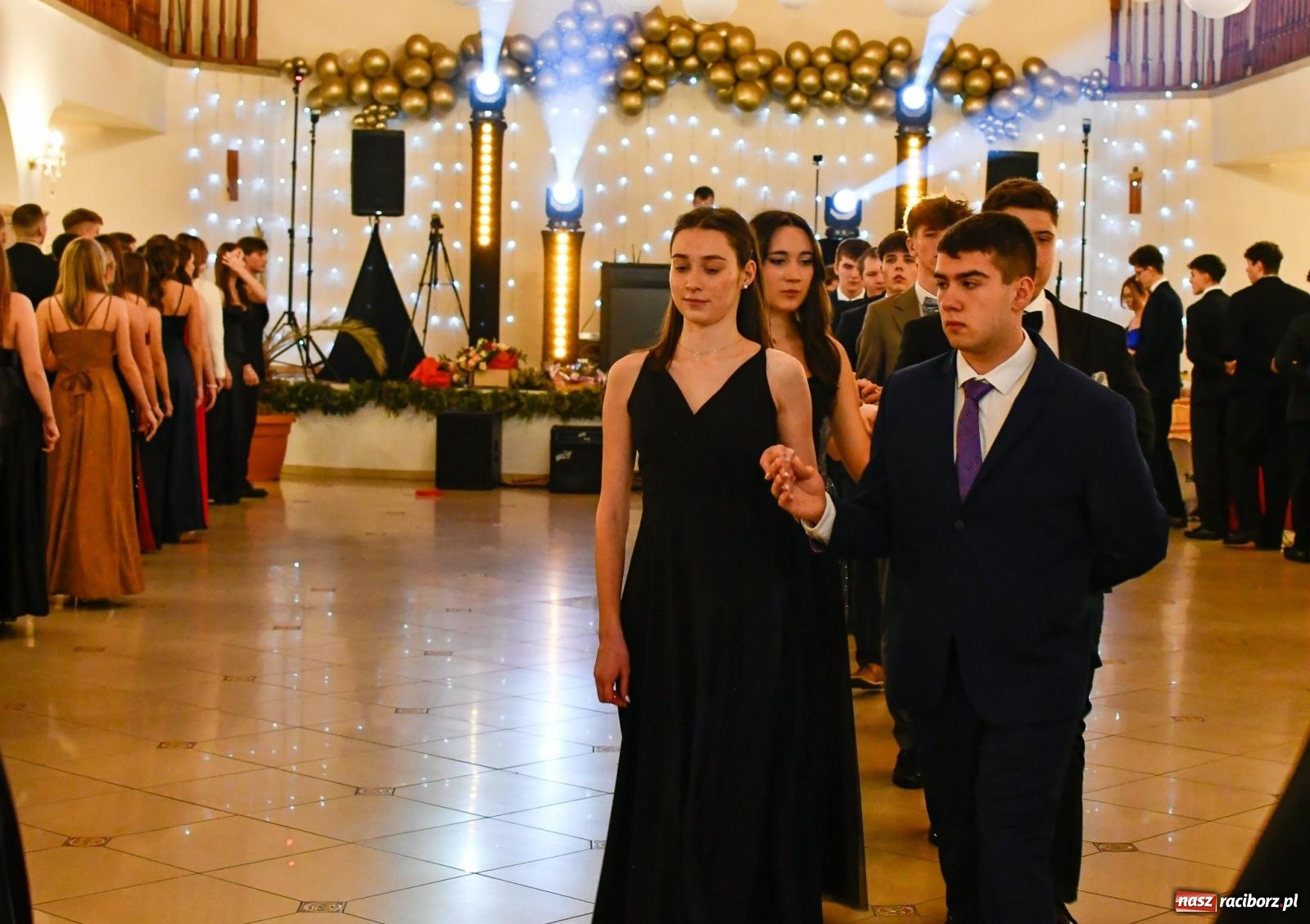 Zdjęcie w galerii na portalu naszraciborz.pl: Studniówka II LO im. Adama Mickiewicza w Raciborzu: blisko 300 osób bawi się w Rogowie wiadomości z regionu