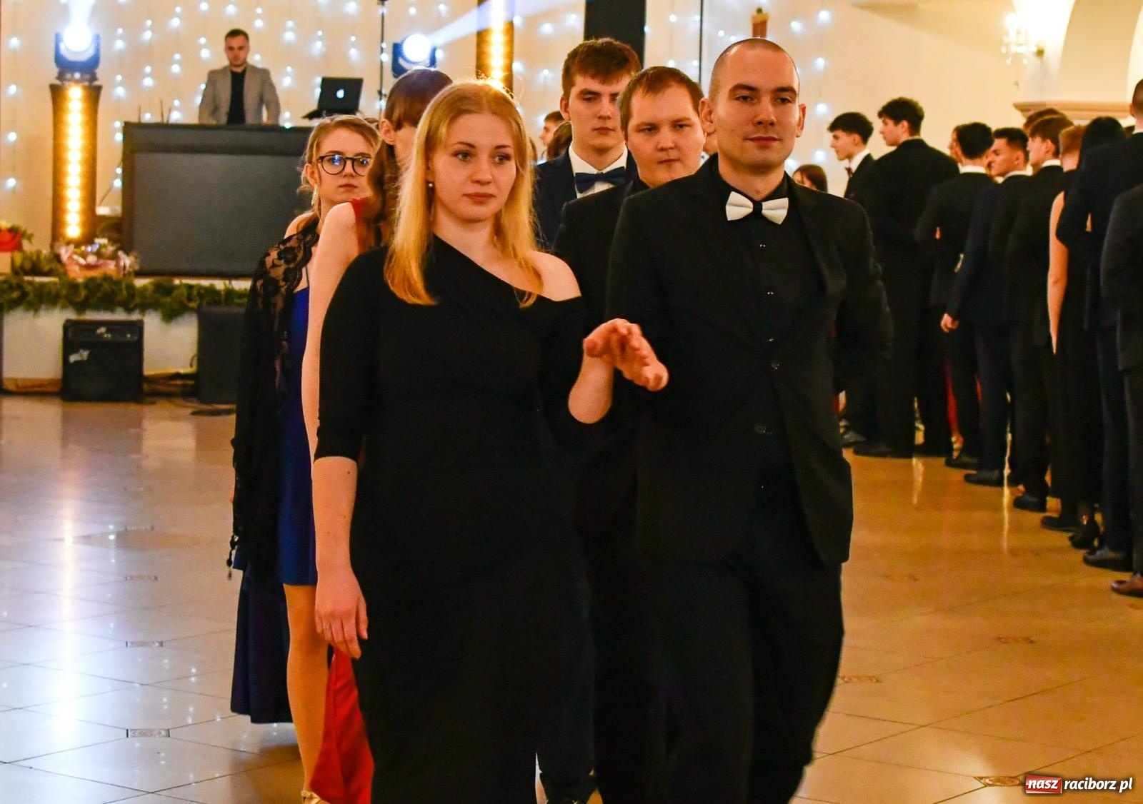 Zdjęcie w galerii na portalu naszraciborz.pl: Studniówka II LO im. Adama Mickiewicza w Raciborzu: blisko 300 osób bawi się w Rogowie wiadomości z regionu