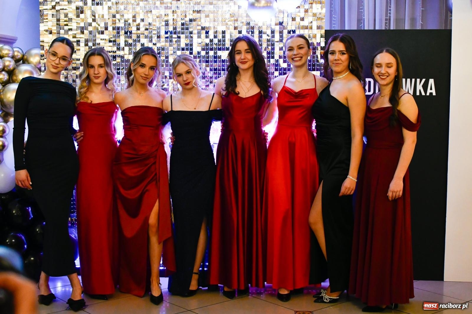 Zdjęcie w galerii na portalu naszraciborz.pl: Studniówka II LO im. Adama Mickiewicza w Raciborzu: blisko 300 osób bawi się w Rogowie wiadomości z regionu