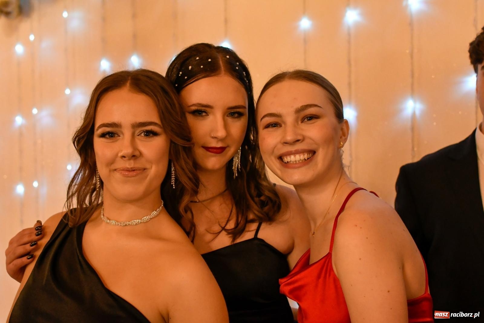 Zdjęcie w galerii na portalu naszraciborz.pl: Studniówka II LO im. Adama Mickiewicza w Raciborzu: blisko 300 osób bawi się w Rogowie wiadomości z regionu