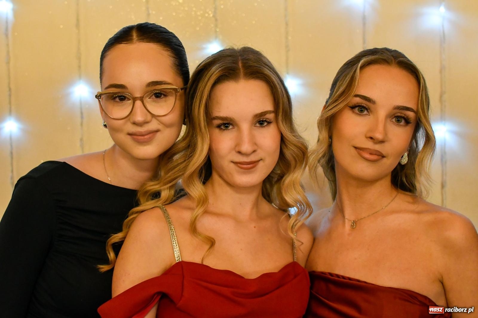 Zdjęcie w galerii na portalu naszraciborz.pl: Studniówka II LO im. Adama Mickiewicza w Raciborzu: blisko 300 osób bawi się w Rogowie wiadomości z regionu