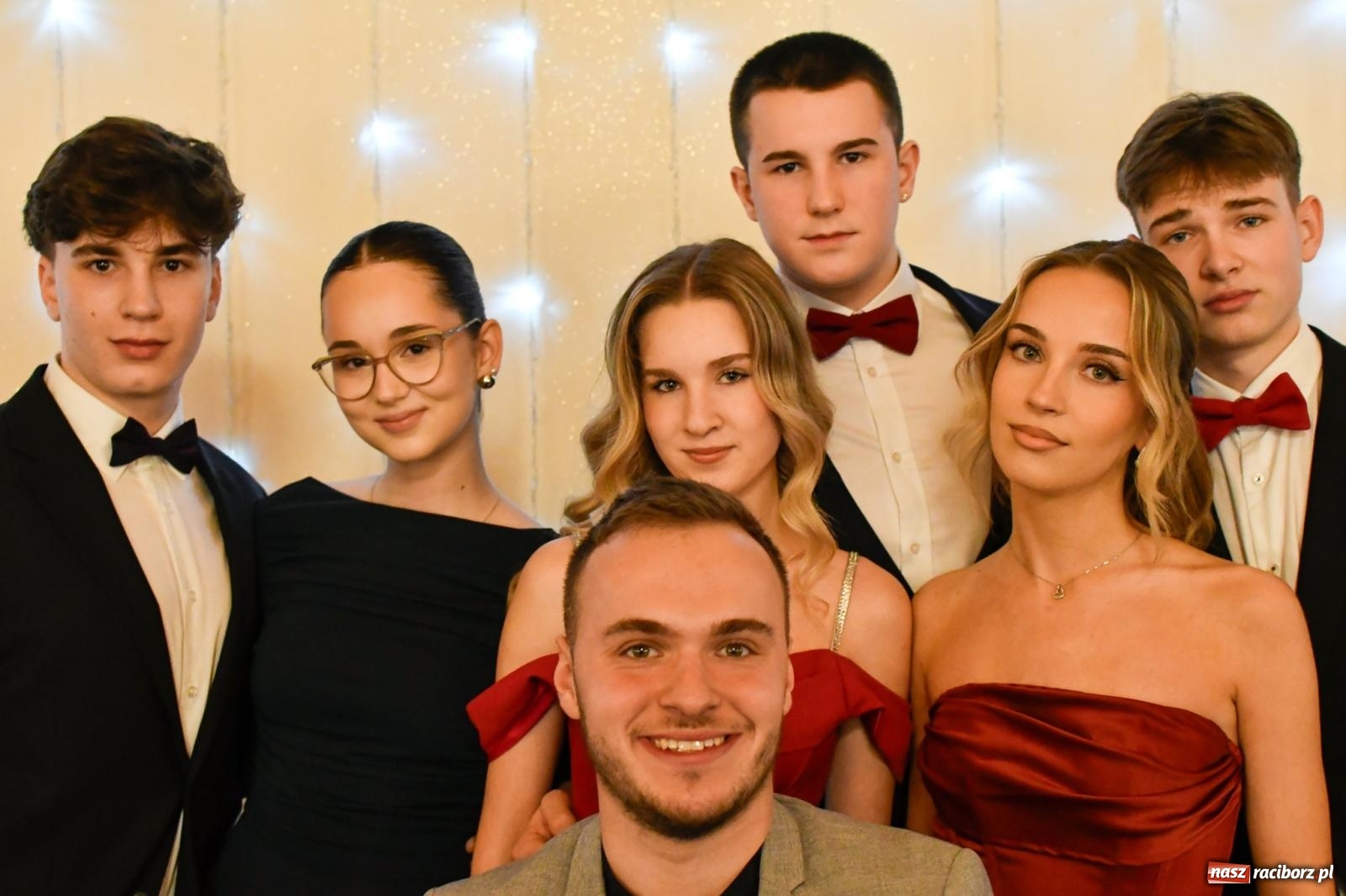 Zdjęcie w galerii na portalu naszraciborz.pl: Studniówka II LO im. Adama Mickiewicza w Raciborzu: blisko 300 osób bawi się w Rogowie wiadomości z regionu