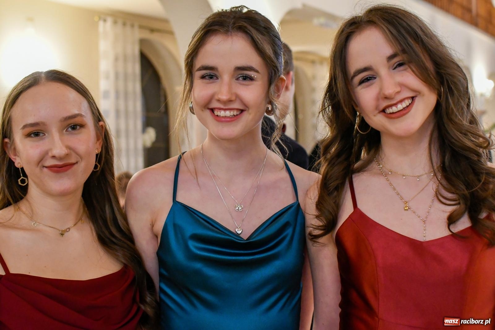 Zdjęcie w galerii na portalu naszraciborz.pl: Studniówka II LO im. Adama Mickiewicza w Raciborzu: blisko 300 osób bawi się w Rogowie wiadomości z regionu