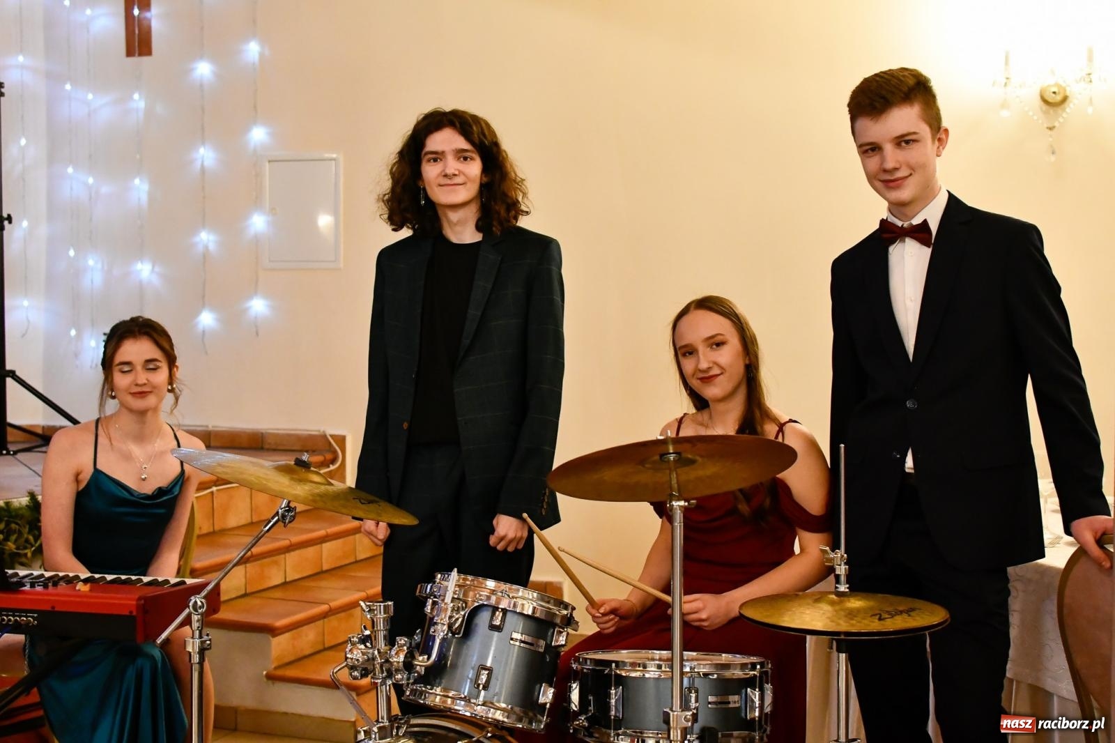 Zdjęcie w galerii na portalu naszraciborz.pl: Studniówka II LO im. Adama Mickiewicza w Raciborzu: blisko 300 osób bawi się w Rogowie wiadomości z regionu