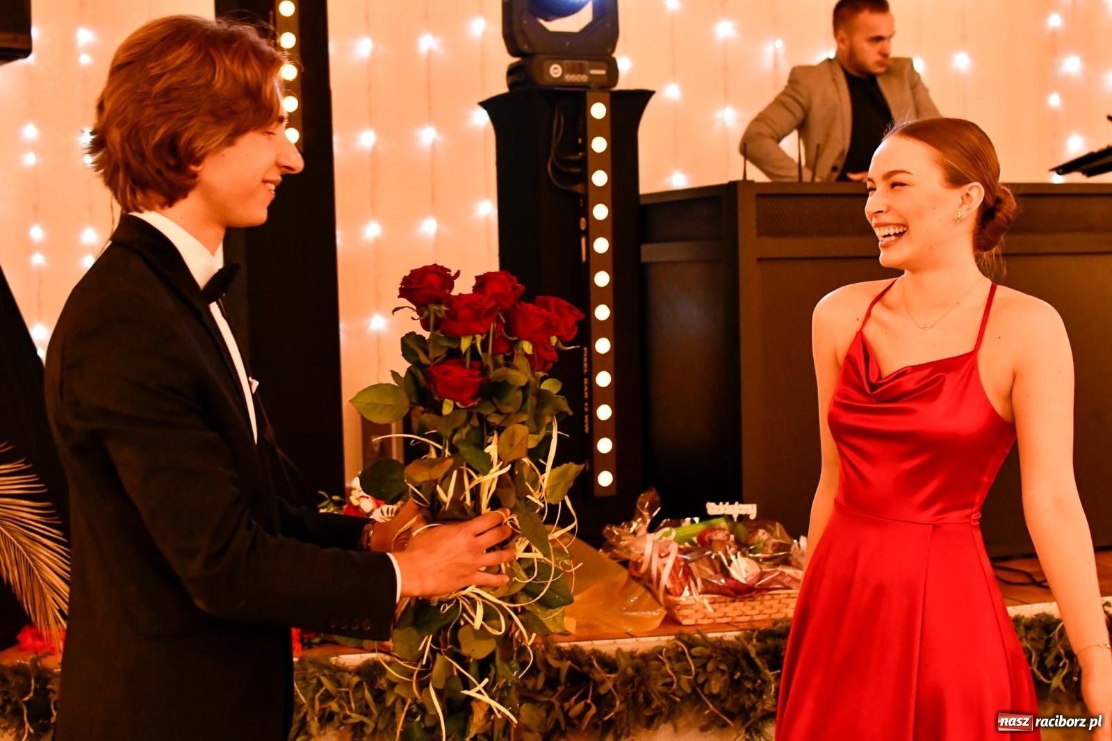 Zdjęcie w galerii na portalu naszraciborz.pl: Studniówka II LO im. Adama Mickiewicza w Raciborzu: blisko 300 osób bawi się w Rogowie wiadomości z regionu