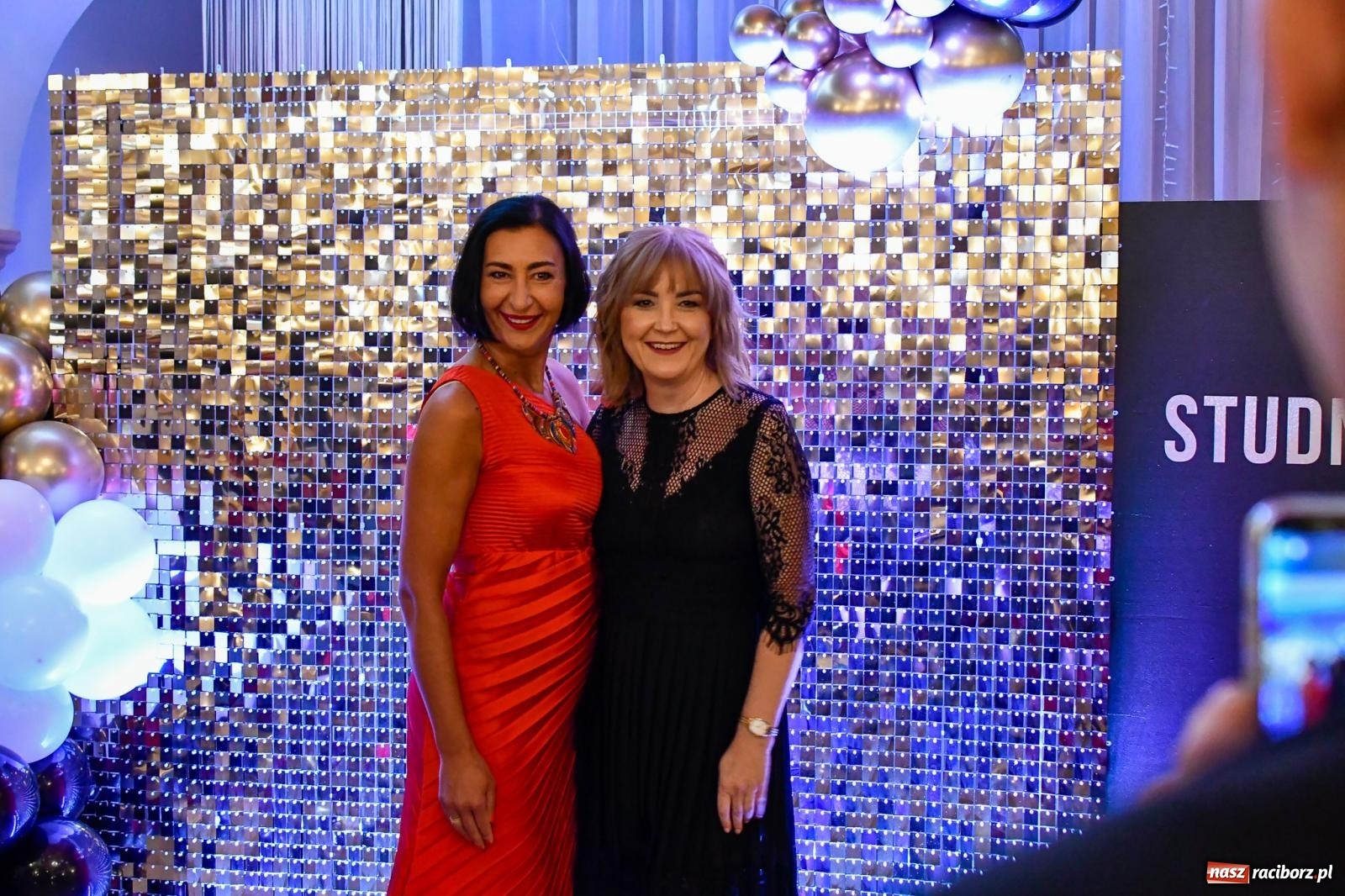 Zdjęcie w galerii na portalu naszraciborz.pl: Studniówka II LO im. Adama Mickiewicza w Raciborzu: blisko 300 osób bawi się w Rogowie wiadomości z regionu