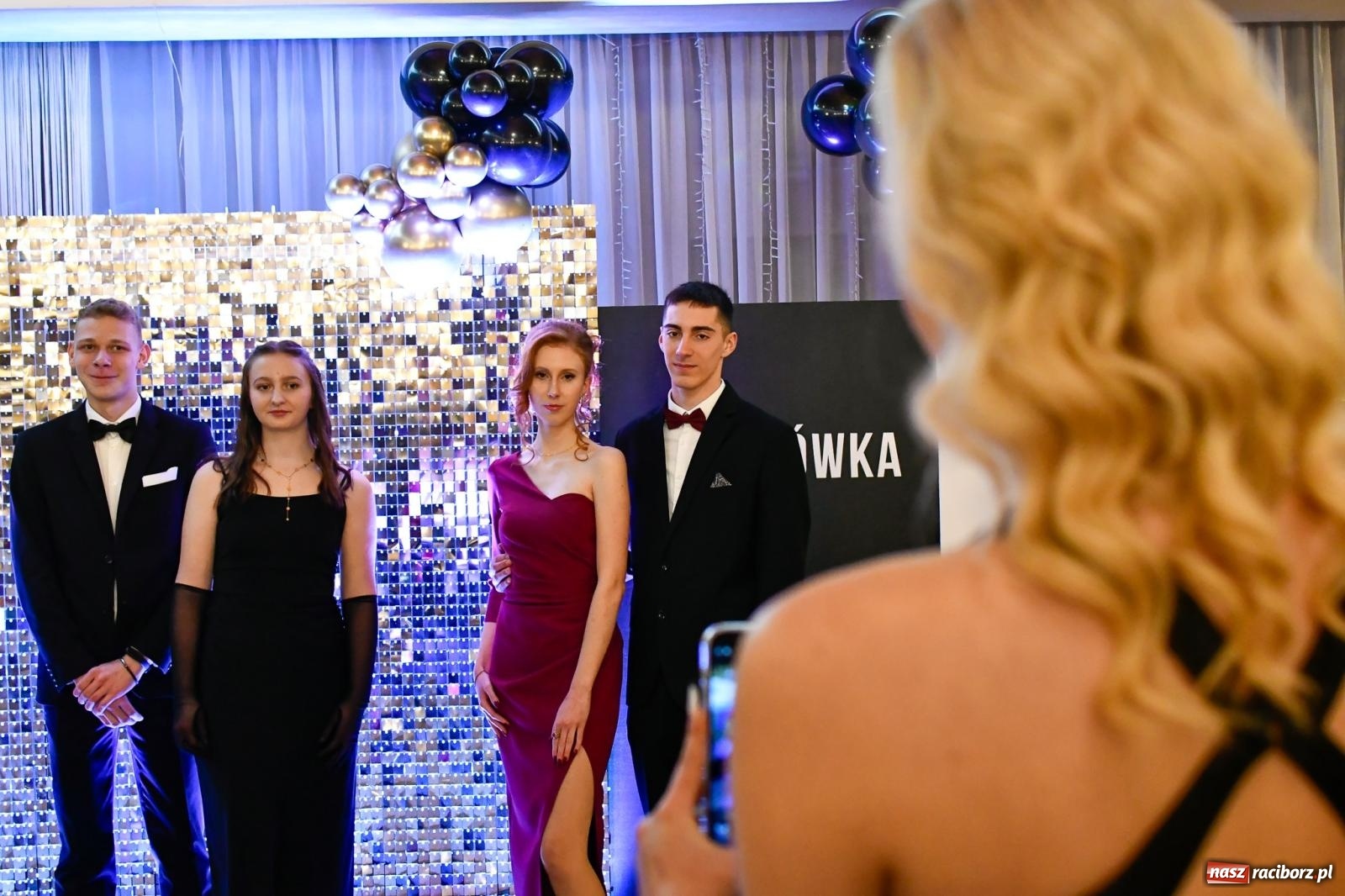 Zdjęcie w galerii na portalu naszraciborz.pl: Studniówka II LO im. Adama Mickiewicza w Raciborzu: blisko 300 osób bawi się w Rogowie wiadomości z regionu