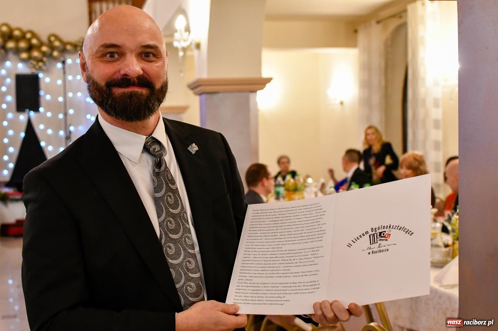 Zdjęcie w galerii na portalu naszraciborz.pl: Studniówka II LO im. Adama Mickiewicza w Raciborzu: blisko 300 osób bawi się w Rogowie wiadomości z regionu