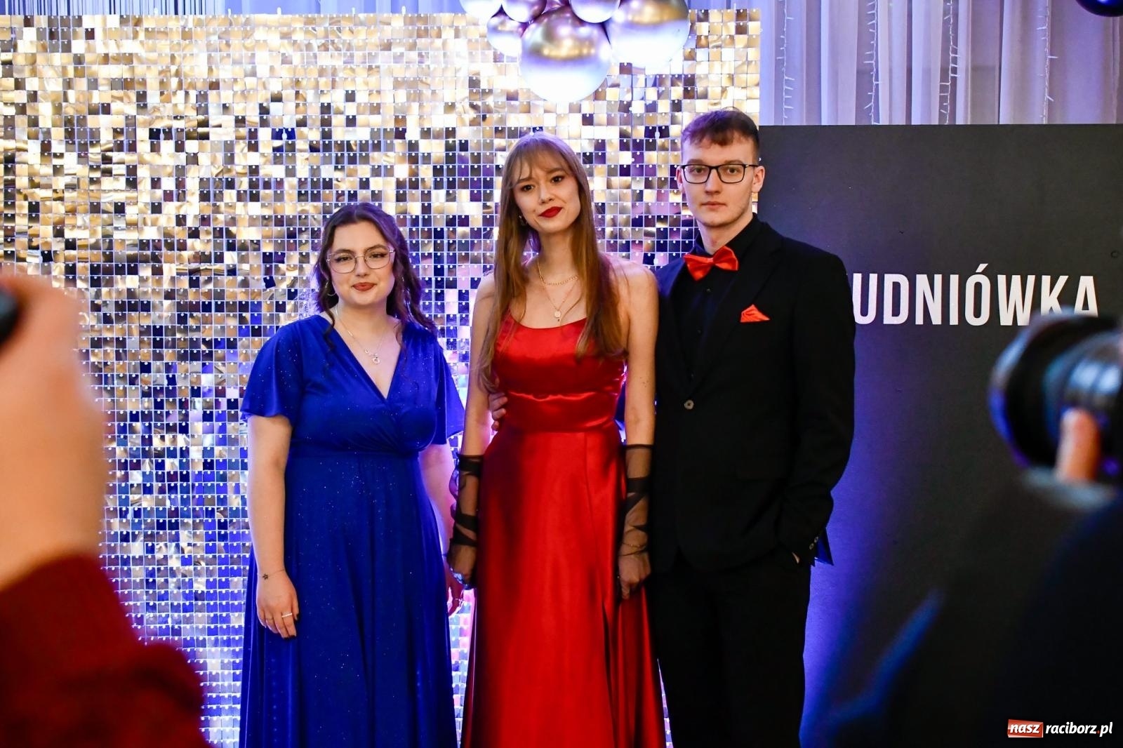 Zdjęcie w galerii na portalu naszraciborz.pl: Studniówka II LO im. Adama Mickiewicza w Raciborzu: blisko 300 osób bawi się w Rogowie wiadomości z regionu