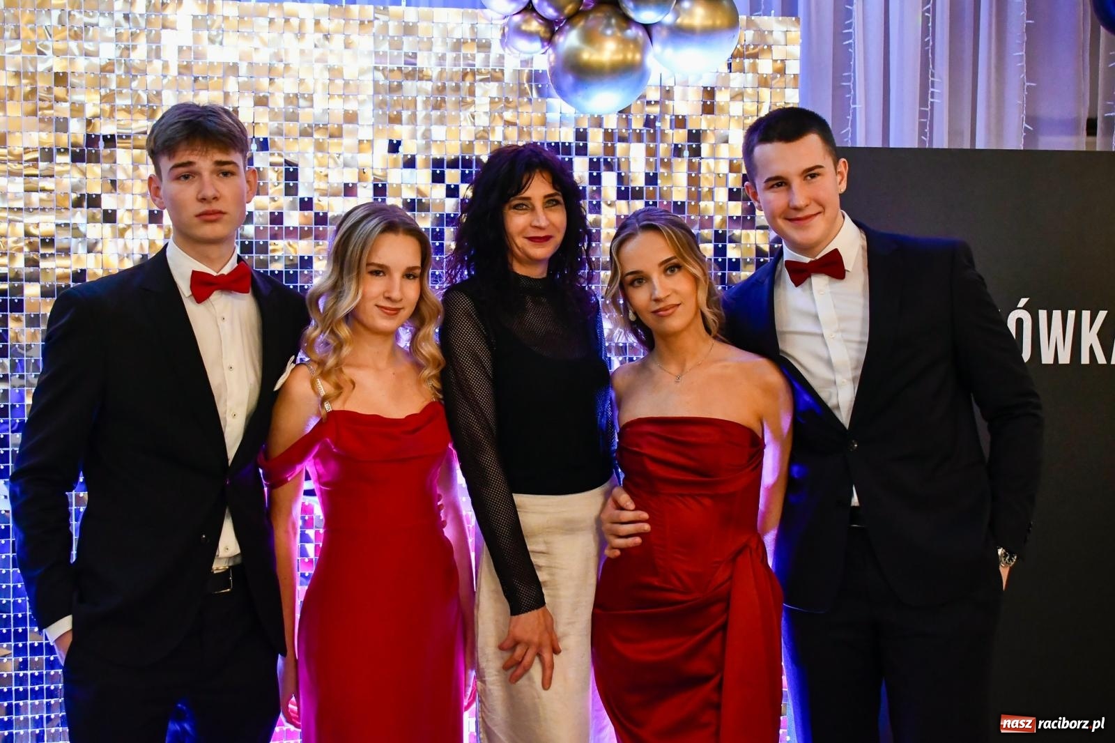 Zdjęcie w galerii na portalu naszraciborz.pl: Studniówka II LO im. Adama Mickiewicza w Raciborzu: blisko 300 osób bawi się w Rogowie wiadomości z regionu