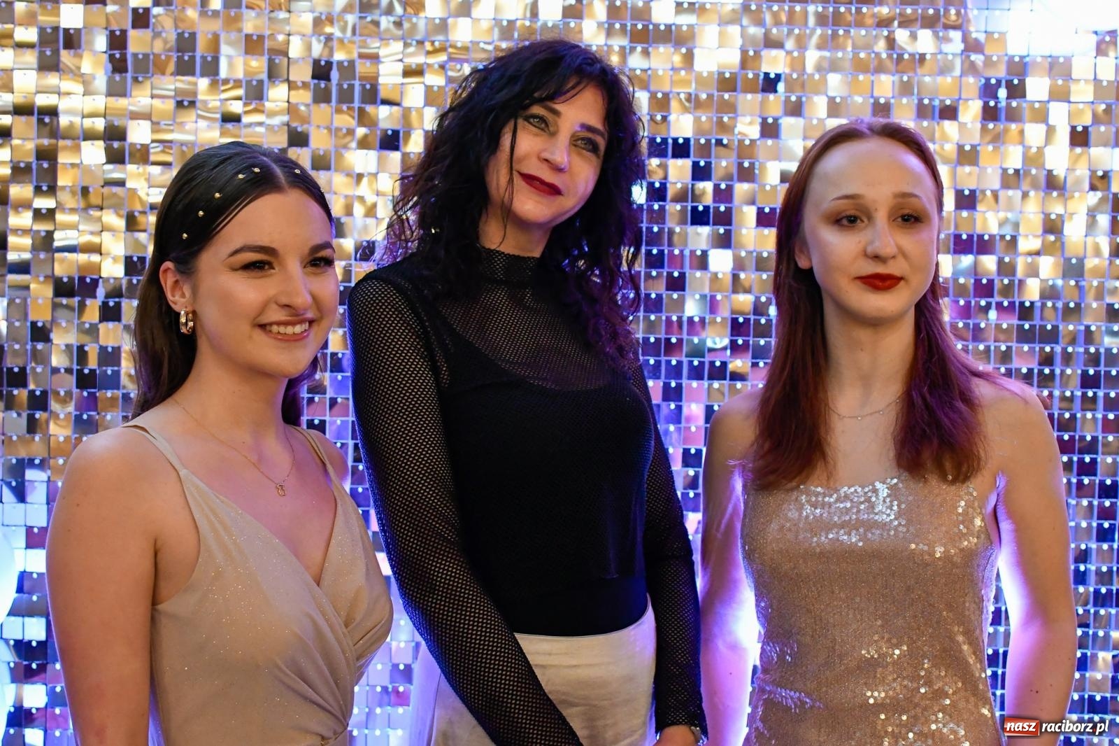 Zdjęcie w galerii na portalu naszraciborz.pl: Studniówka II LO im. Adama Mickiewicza w Raciborzu: blisko 300 osób bawi się w Rogowie wiadomości z regionu