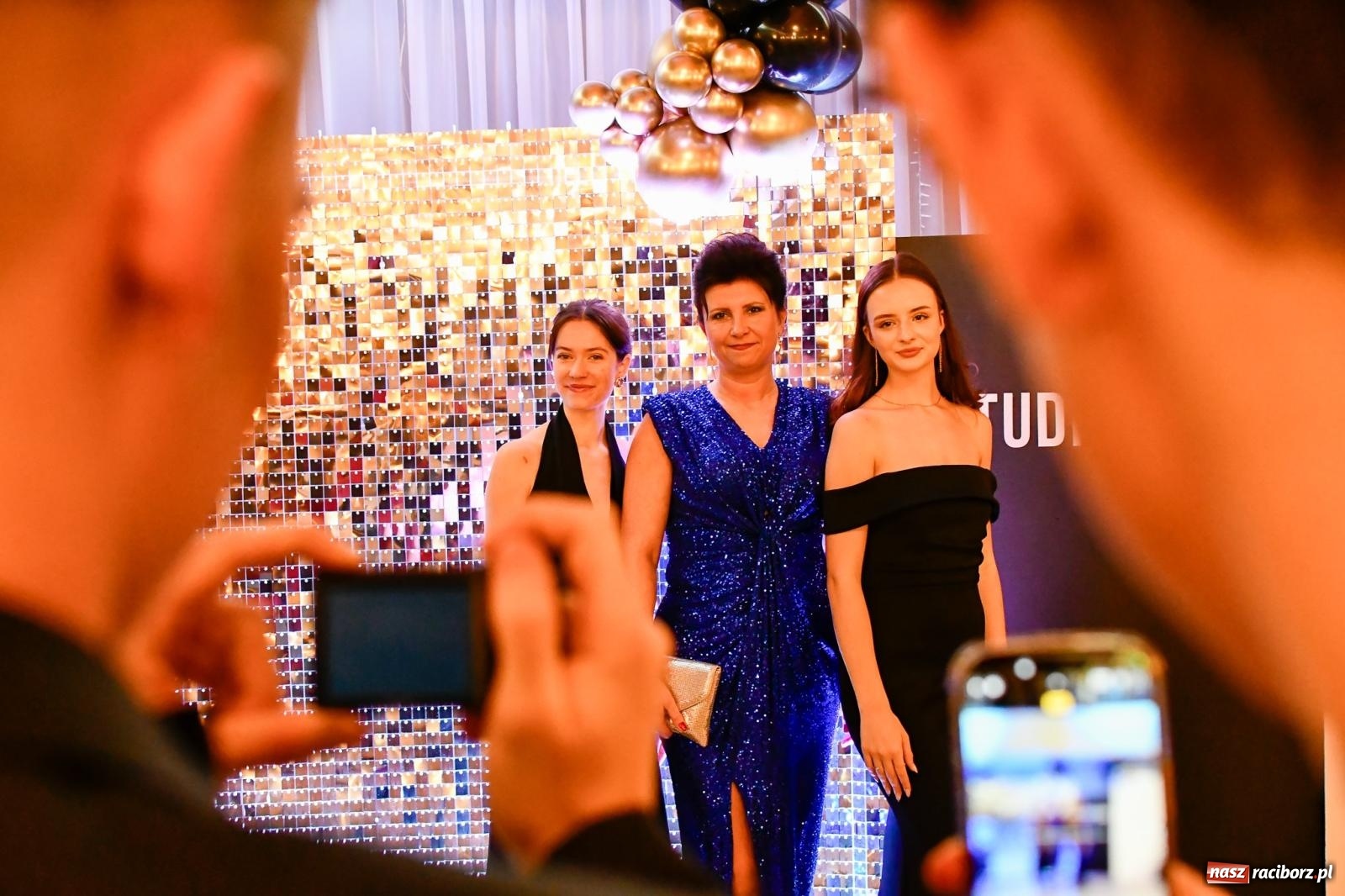 Zdjęcie w galerii na portalu naszraciborz.pl: Studniówka II LO im. Adama Mickiewicza w Raciborzu: blisko 300 osób bawi się w Rogowie wiadomości z regionu