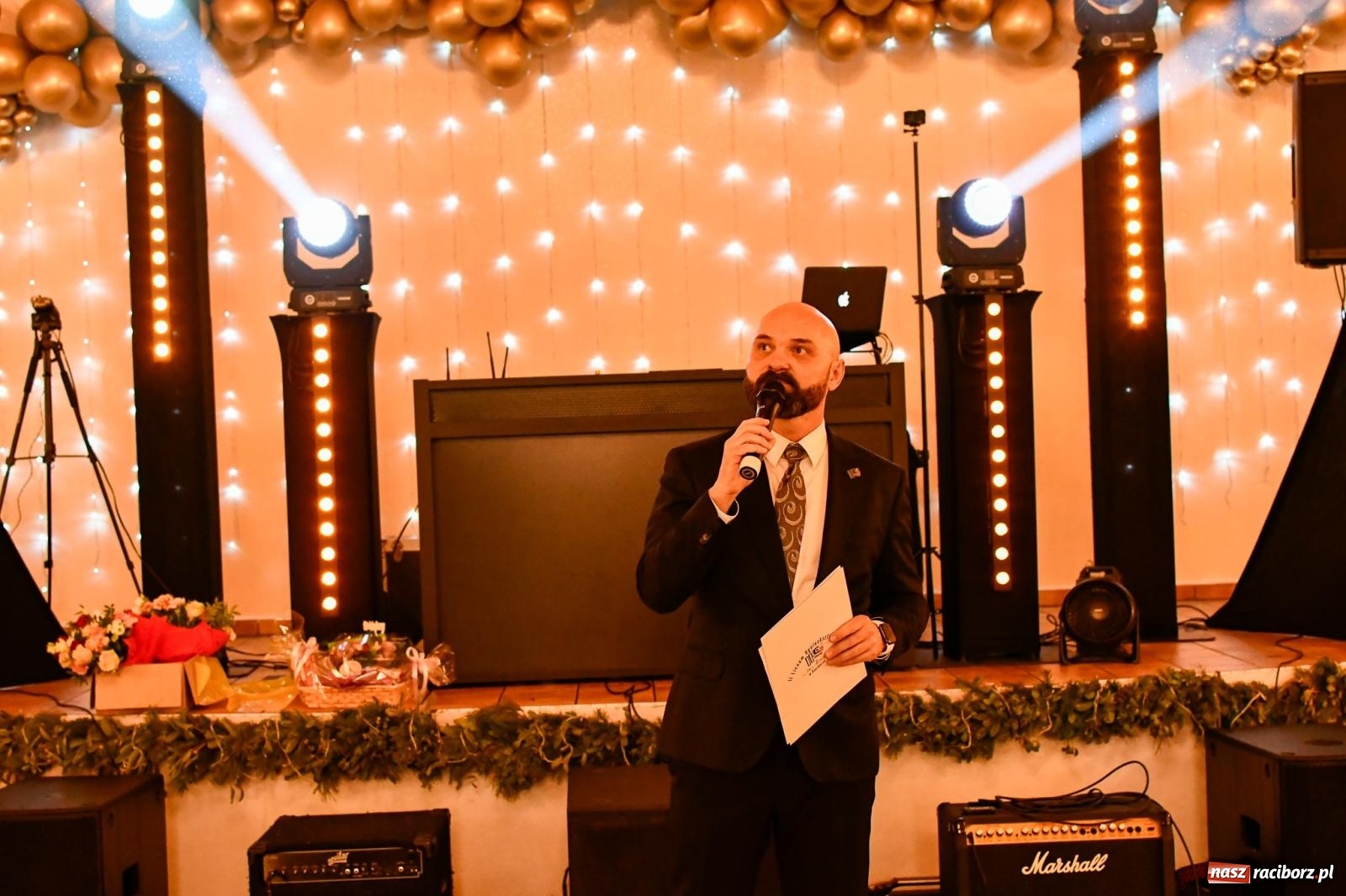 Zdjęcie w galerii na portalu naszraciborz.pl: Studniówka II LO im. Adama Mickiewicza w Raciborzu: blisko 300 osób bawi się w Rogowie wiadomości z regionu